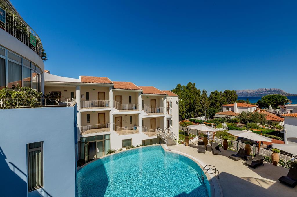 Luxe zwembad met uitzicht op bergen